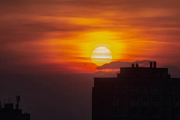 街中の美しい夕日 街の家と日没 太陽と赤い炎の空 — ストック写真