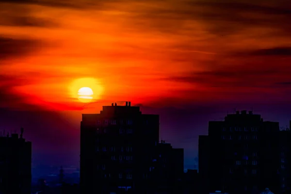 Hermoso Atardecer Sobre Ciudad Casas Ciudad Puesta Sol Cielo Rojo — Foto de Stock