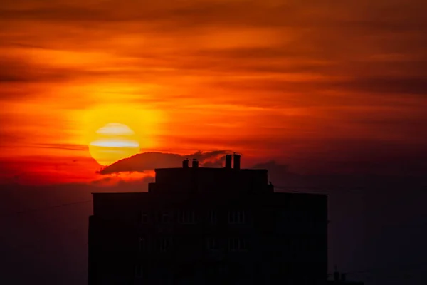 街中の美しい夕日 街の家と日没 太陽と赤い炎の空 — ストック写真