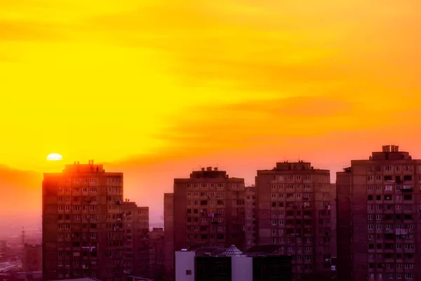 Prachtige Zonsondergang Boven Stad Stadswoningen Zonsondergang Rode Vurige Hemel Met — Stockfoto