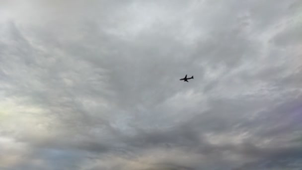 Avión Vuela Través Del Cielo Sombrío Cielo Nublado Plano — Vídeo de stock