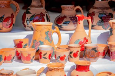 Farklı stil ve kalıplara sahip dekan ve kupalar