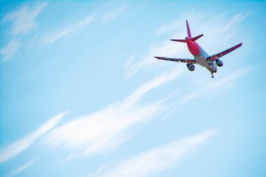 Gökyüzünde bir uçak. Yolcu uçağı iniyor. Mavi gökyüzü ve uçak