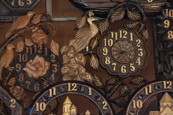 Relógio Madeira Com Desenhos Diferentes Relógio Casa Feito Madeira — Fotografia de Stock