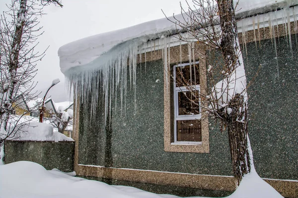 Eiszapfen Hängen Auf Dem Dach Des Hauses Wintertag Holzhaus Und — Stockfoto