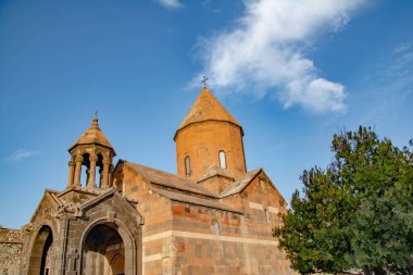 Apostolik Kilisesi. Doğadaki manastır kompleksi