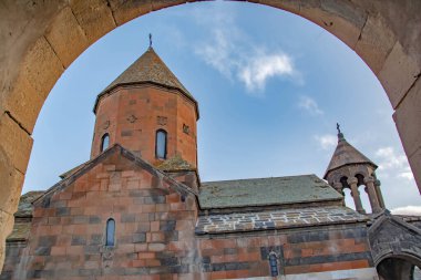 Manastır Khor Virap kemerden geçiyor. Eski kale duvarları ve manastır