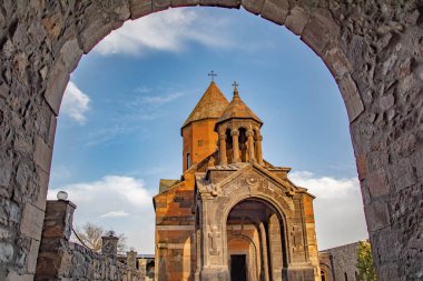 Manastır Khor Virap kemerden geçiyor. Eski kale duvarları ve manastır