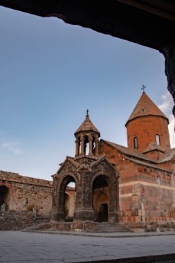 Manastır Khor Virap kemerden geçiyor. Eski kale duvarları ve manastır