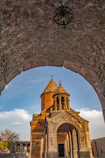 Kirche Durch Die Bögen Religiöses Kulturerbe Alte Mauern Bogen Und — Stockfoto