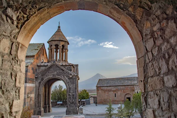 Kemerlerin arasından kilise. Dini kültür mirası. Eski duvarlar, kemer ve kilise