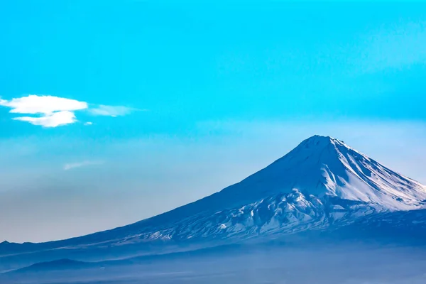 雪に覆われた美しい山 山頂と青空 — ストック写真
