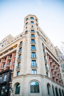 Modern konut binaları. Yüksek binaların güzel mimarisi
