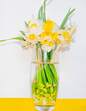 Vazoda bir buket çiçek. Çiçeklerle dolu güzel bir hayat. Vazoda sarı ve beyaz çiçekler