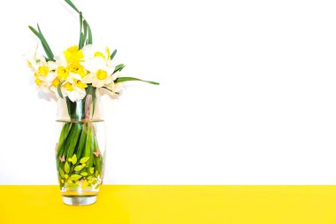 Vazoda bir buket çiçek. Vazoda sarı ve beyaz çiçekler. Çiçekçiler için pankart