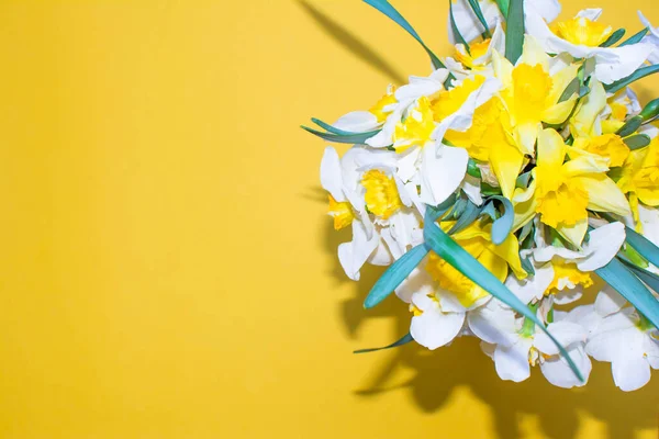 Sarı arka planda bir buket bahar çiçeği. Çiçekçiler ve tasarımcılar için pankart. Sarı arkaplan ve güzel çiçekler