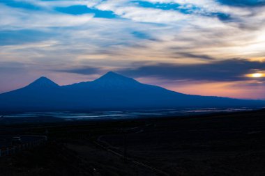 Dağ ve güzel gün batımı. Ararat Dağı