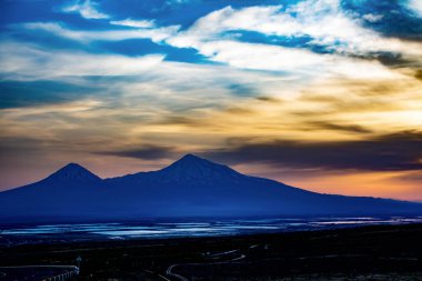 Dağ ve güzel gün batımı. Ararat Dağı