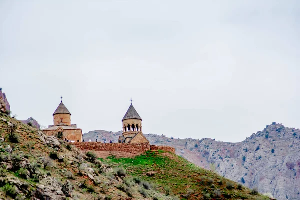 Church Surrounded Red Rocks Amazing Nature Unique Colorful Mountains Noravank — стоковое фото