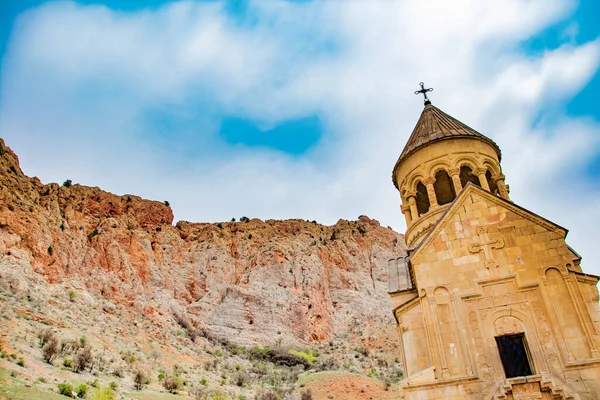 Церковь Окружена Красными Скалами Удивительная Природа Уникальными Красочными Горами Монастырем — стоковое фото