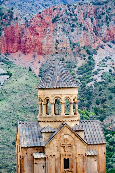 Kilisenin Etrafı Kırmızı Kayalarla Çevrili Eşsiz Renkli Dağları Noravank Manastırı — Stok fotoğraf