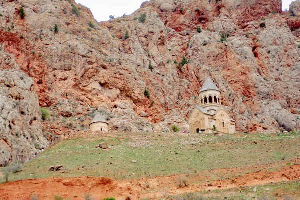 教堂周围都是红色的石头神奇的大自然 有着独特的五彩缤纷的山脉和诺瓦坎克修道院 — 图库照片