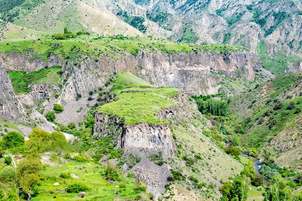 绿地和群山 以独特的山岩吸引大自然 — 图库照片