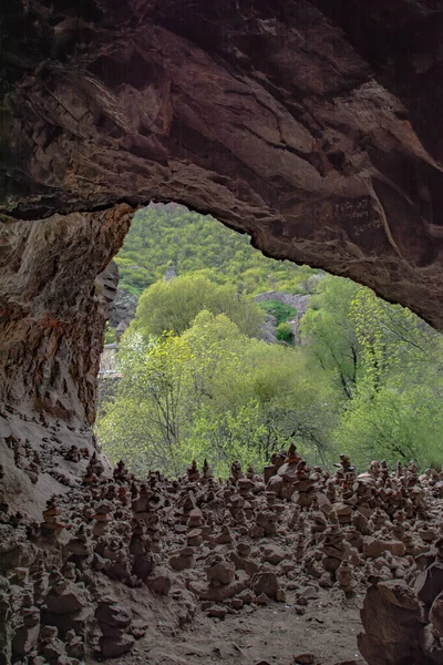 Uitzicht Vanuit Grot Een Grot Groene Bomen Natuur — Stockfoto