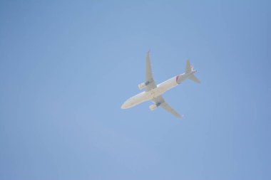 Gökyüzünde bir uçak. Mavi gökyüzünde yolcu uçağı