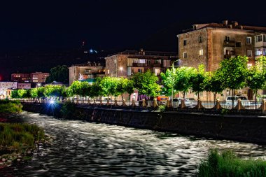 Kuş bakışı bir gece şehri. Evlerin ve arabaların ışığı. Nehirleri, köprüleri ve güzel binaları olan güzel bir şehir. Dağların arasındaki şehir, Kapan, Ermenistan