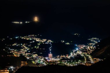 Kuş bakışı bir gece şehri. Evlerin ve arabaların ışığı. Nehirleri, köprüleri ve güzel binaları olan güzel bir şehir. Dağların arasındaki şehir, Kapan, Ermenistan