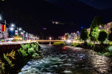 Kuş bakışı bir gece şehri. Evlerin ve arabaların ışığı. Nehirleri, köprüleri ve güzel binaları olan güzel bir şehir. Dağların arasındaki şehir, Kapan, Ermenistan