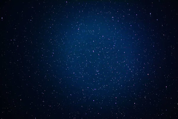 Astro fotoğrafçılık. Gece gökyüzü ve parlayan yıldızlar. Samanyolu