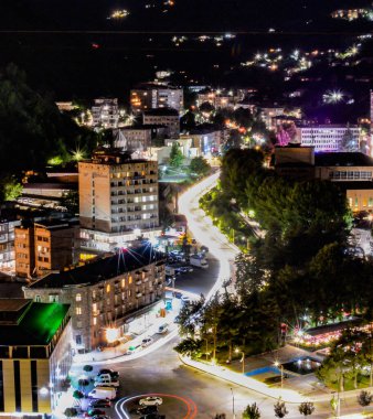 Kuş bakışı bir gece şehri. Evlerin ve arabaların ışığı. Nehirleri, köprüleri ve güzel binaları olan güzel bir şehir. Dağların arasındaki şehir, Kapan, Ermenistan