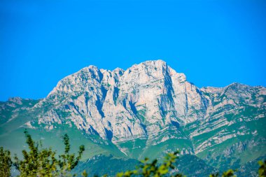 Dağ ve inanılmaz doğa. Dağın zirvesi. Khustup Dağı 'nın tepesinde. Mavi gökyüzü ve güzel dağ