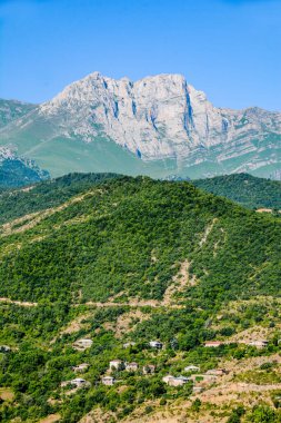 Güzel bir dağın arka planına karşı küçük bir köy. İnanılmaz doğa ve dağ