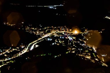Kuş bakışı bir gece şehri. Evlerin ve arabaların ışığı. Nehirleri, köprüleri ve güzel binaları olan güzel bir şehir. Dağların arasındaki şehir, Kapan, Ermenistan