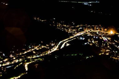 Kuş bakışı bir gece şehri. Evlerin ve arabaların ışığı. Nehirleri, köprüleri ve güzel binaları olan güzel bir şehir. Dağların arasındaki şehir, Kapan, Ermenistan
