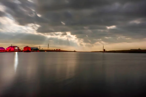 Night Sky Shining Lake Night Cloudy Sky Houses Next Lake — Zdjęcie stockowe