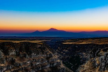 Güzel dağ ve kanyon. Güzel doğal manzara. Fantastik gün batımı ve manzara