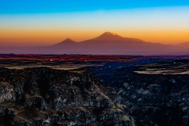 Güzel dağ ve kanyon. Güzel doğal manzara. Fantastik gün batımı ve manzara
