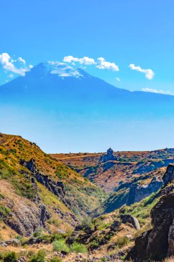 Dağların arkasındaki manastır. Kanyondaki eski kilise.