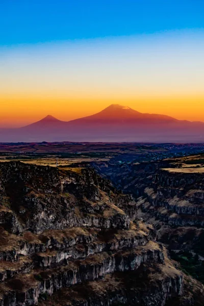 Güzel dağ ve kanyon. Güzel doğal manzara. Fantastik gün batımı ve manzara