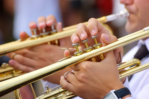 Músicos tocando trompetes — Fotografia de Stock