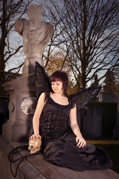 Black angel and skull — Stock Photo, Image