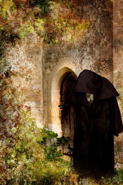 Monk at the backdoor — Stock Photo, Image