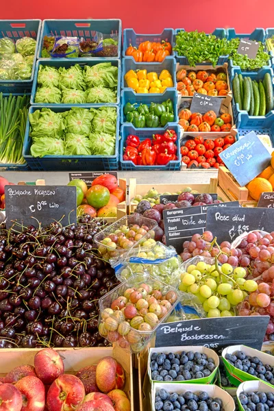 Frukter och grönsaker display — Stockfoto