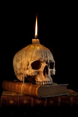Candle on skull 1 clipart