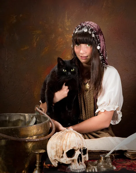 Joven bruja con gato negro — Foto de Stock