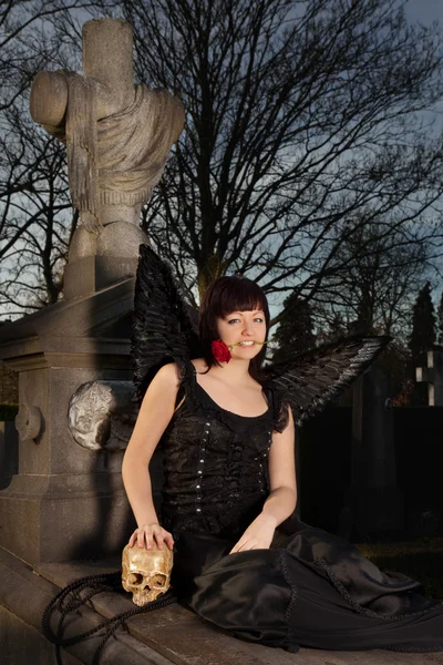 Black angel on a grave — Stock Photo, Image